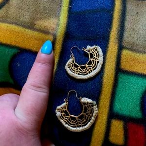 One set of gold and material Woman’s earrings